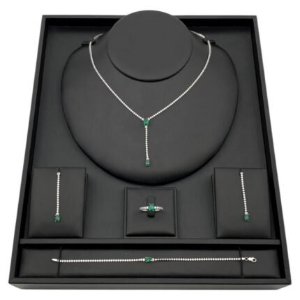 طقم ذهب ابيض بفص اخضر عيار 18 وزن 14.41 جم يعبّر عن أناقتك في كل مناسبة