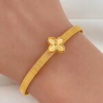 ⁦اسورة وردة ذهب صافي عيار 21 وزن 11.68 جم بتصميم مستوحي من روبرتو كوين⁩ - الصورة ⁦2⁩