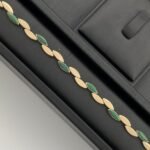 ⁦طقم بوفو الإيطالي عيار 18 وزن 28.60 جم مزين باللونين الذهبي والأخضر⁩ - الصورة ⁦2⁩