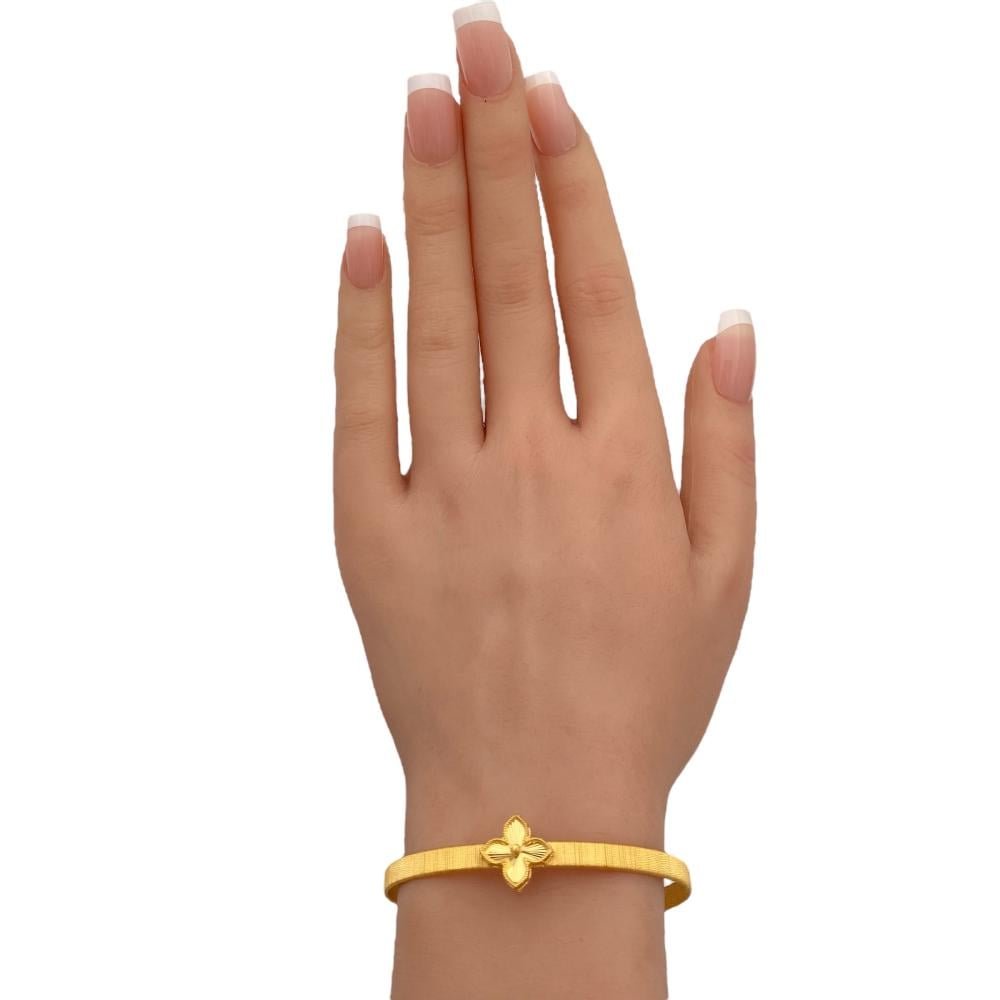 اسورة وردة ذهب صافي عيار 21 وزن 11.68 جم بتصميم مستوحي من روبرتو كوين اسورة وردة ذهب صافي عيار 21 وزن 11.68 جم بتصميم مستوحي من روبرتو كوين