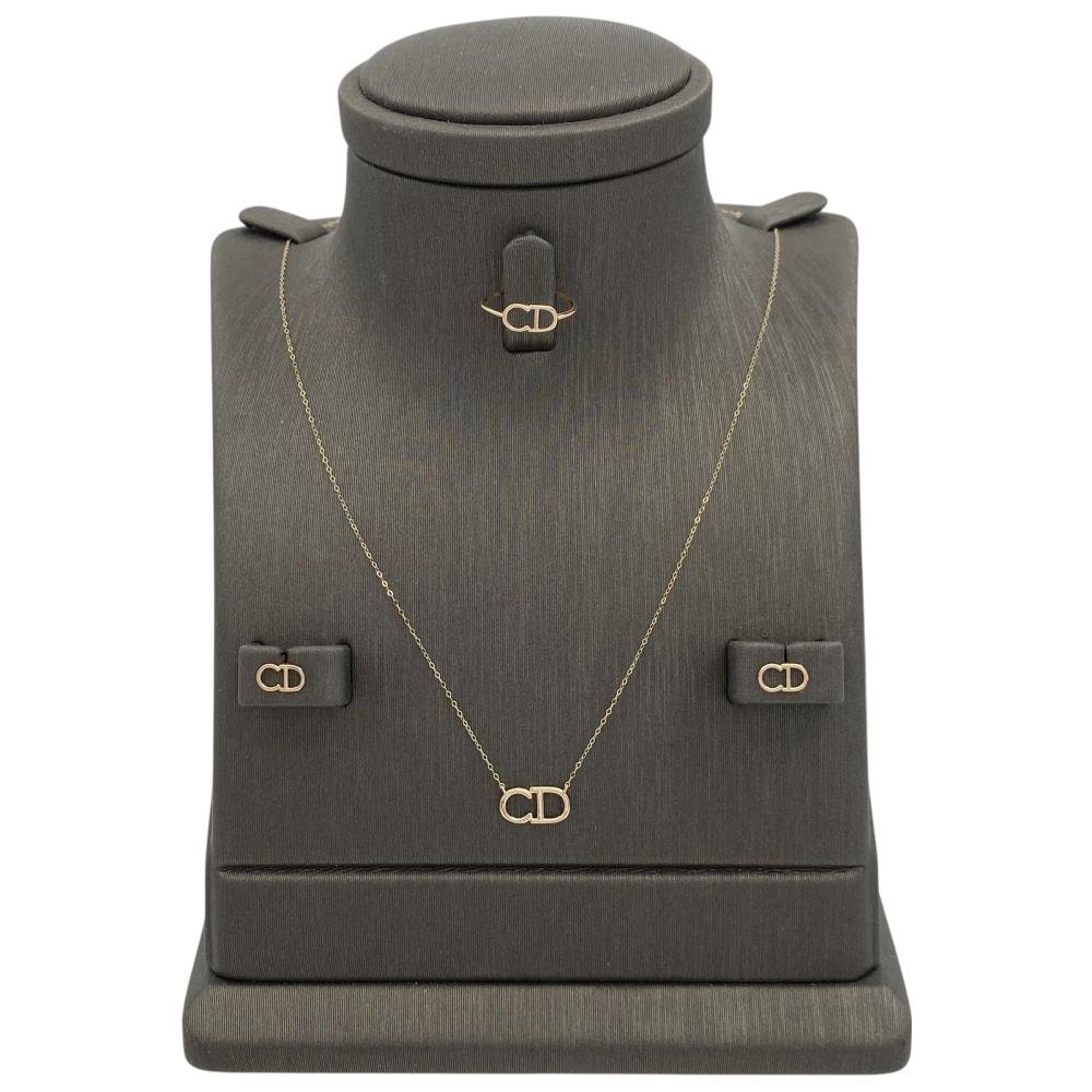 نصف طقم أطفال ذهب عيار 18 الوزن 1.15 جرام نصف طقم أطفال ذهب عيار 18 الوزن 1.15 جرام