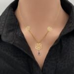 عقد ذهب الوردة عيار 21 وزن 1.71 جم بتعليقة حمراء أنيقة