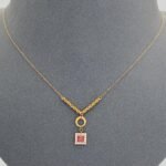 ⁦عقد ذهب ناعم عيار 21 وزن 1.26جم مزين بحجر أحمر يمنحك حضور لا يُنسى⁩ - الصورة ⁦4⁩