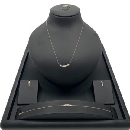 طقم ذهب عيار 18 وزن 2.17 جم لمسة فنية أنثوية تجمع بين البريق الفاخر والراحة في الارتداء