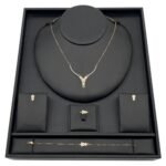 طقم ذهب عيار 18 وزن 5.31 جم أناقة تبهر الحضور ببريق الفصوص اللامعة