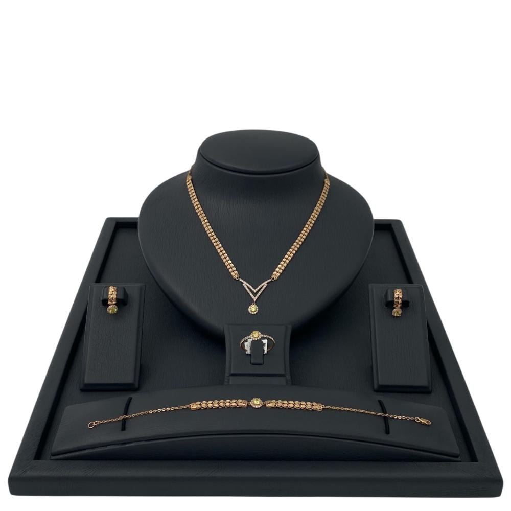 طقم ذهب كامل عيار 21 وزن 14.84 جرام بتعليقة شكل V وفص دائري مرصع بفصوص لامعة طقم ذهب كامل عيار 21 وزن 14.84 جرام بتعليقة شكل V وفص دائري مرصع بفصوص لامعة