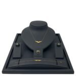 طقم ذهب جناح الصقر عيار 21 وزن 3.47 جرام بفص أخضر فاخر