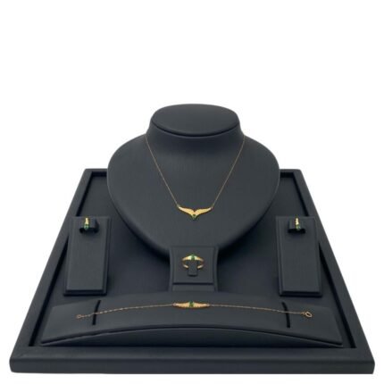 طقم ذهب جناح الصقر عيار 21 وزن 3.47 جرام بفص أخضر فاخر