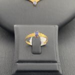 ⁦طقم جناح الصقر ذهب عيار 21 وزن 3.59 جم بفص ازرق راقٍ⁩ - الصورة ⁦4⁩