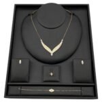 طقم جناح الصقر ذهب عيار 18 وزن 11.59 جم فخامة لكل مناسبة