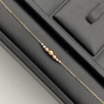 ⁦طقم ذهب عيار 18 وزن 7.98 جم تصميم كرات فخمة تليق بك لإطلالة ساحرة⁩ - الصورة ⁦3⁩