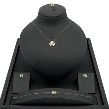 طقم ذهب مستوحى من تصميم قوتشي عيار 18 وزن 2.89 جم يناسب كل الإطلالات