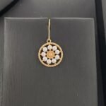 ⁦طقم ذهب انيق عيار 18 وزن 7.23 جم مع دلايات ورود لاطلالة مميزة⁩ - الصورة ⁦4⁩