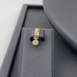 ⁦طقم ذهب كامل عيار 21 وزن 14.84 جرام بتعليقة شكل V وفص دائري مرصع بفصوص لامعة⁩ - الصورة ⁦3⁩