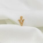 تعليقه حرف V ذهب عيار 21 الوزن 0.55 جرام