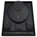 طقم ذهب قلب عيار 18 وزن 2.99 جم مستوحى من كارتير يزين إطلالتك ببريق راقٍ لا يقاوم