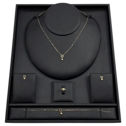 طقم ذهب قلب عيار 18 وزن 2.99 جم مستوحى من كارتير يزين إطلالتك ببريق راقٍ لا يقاوم