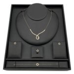 طقم ذهب أنيق عيار 18 وزن 5.80 جم يزيد سحرك وجاذبيتك