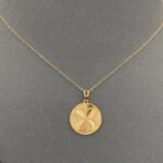 ⁦عقد ذهب صافي عيار 21 وزن 2.3 جم - عقد زاوية الشفاء يزيد تألقك⁩ - الصورة ⁦4⁩