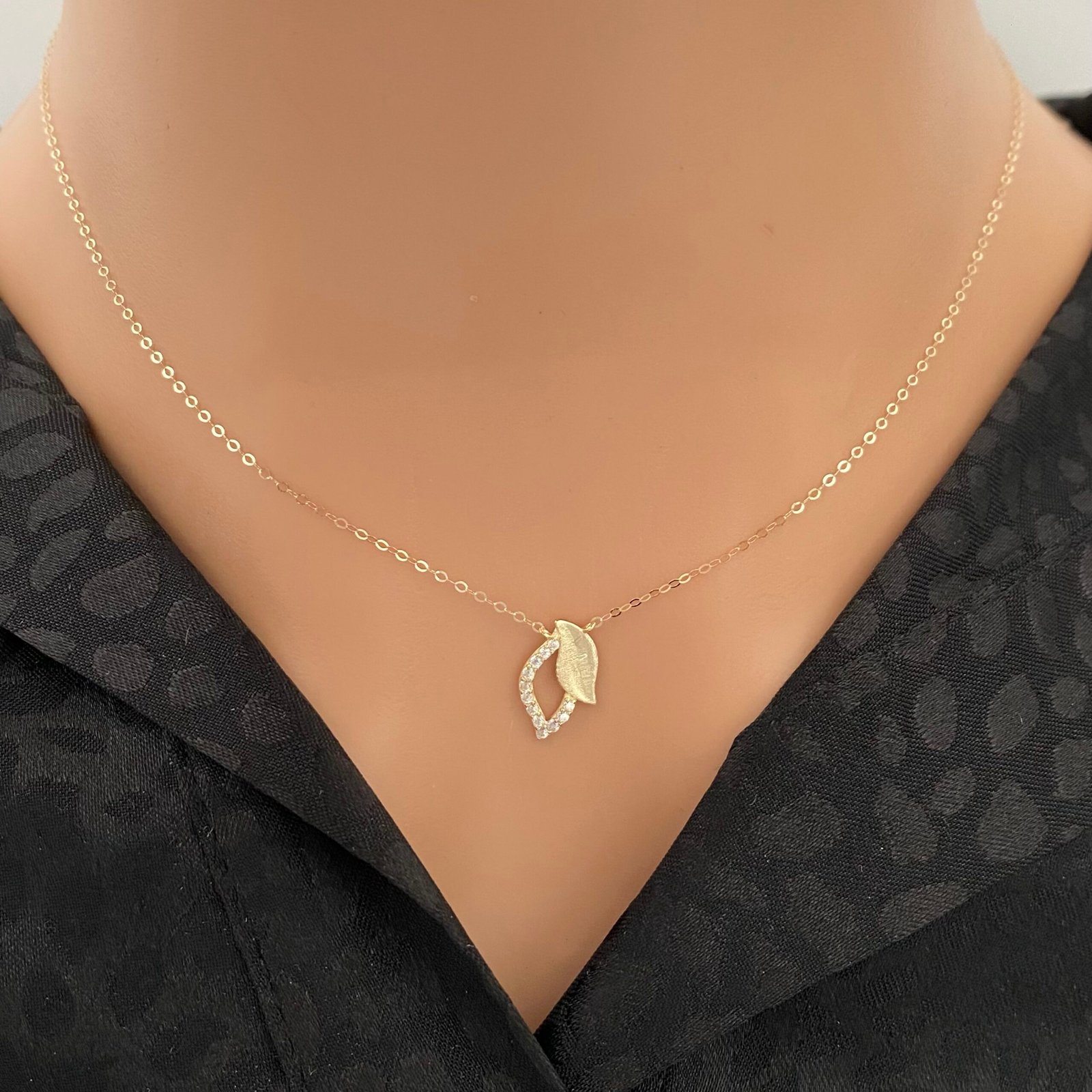 img_0104 عقد ذهب عيار 18 الوزن 0.64 جرام - الصورة 1